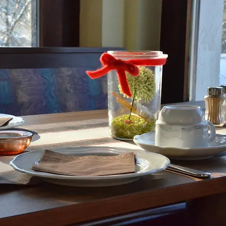 Zur Schmiede מלון